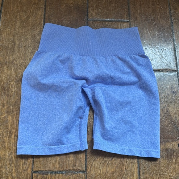 NVGTN scrunch seamless shorts in the color periwinkle - Picture 3 of 3